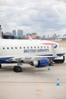 ニュース画像 1枚目：ロンドン・シティ空港でのエンブラエル機