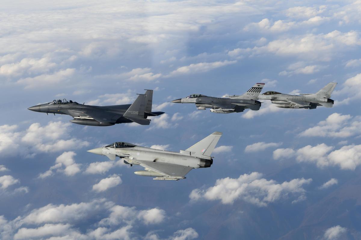 ニュース画像 1枚目:左から韓国空軍F-15K、タイフーン、アメリカ空軍F-16、韓国空軍F-16
