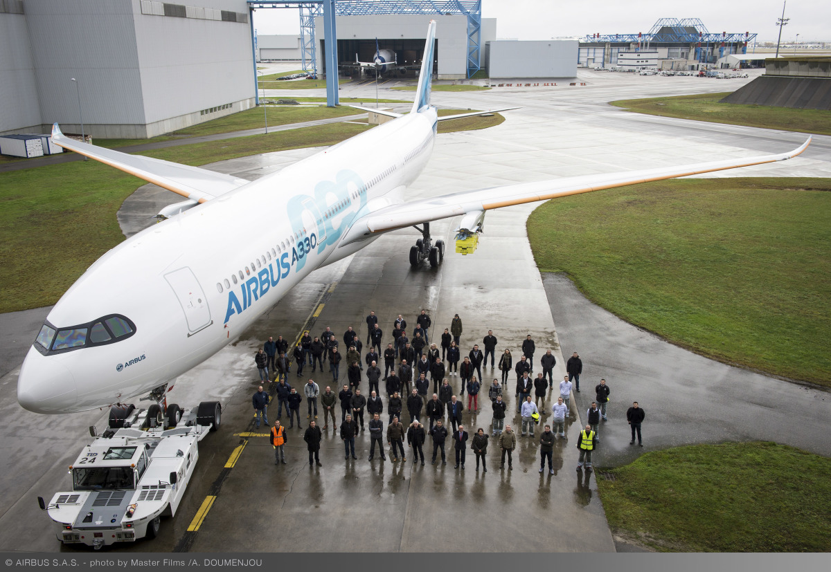 エアバス、A330neo初号機をロールアウト 3機体制で型式証明を