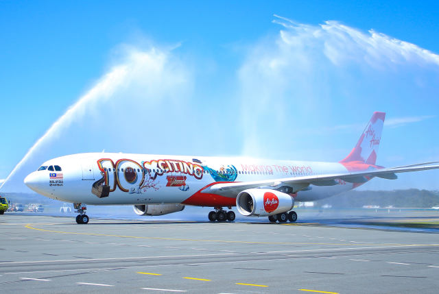 【激レア】エアライン　エアアジアジャパン　就航記念バッジ w640.jpg