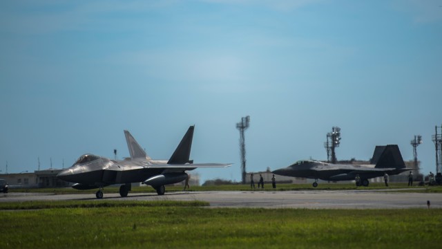 ラスト1セット 336FS 525FS 嘉手納基地 F-15E F-22A w640.jpg
