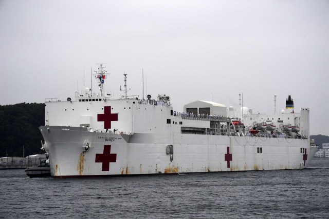 アメリカ海軍の病院船「マーシー」、日本初寄港の日程を終え横須賀出港 FlyTeam ニュース