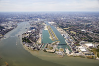 ニュース画像 2枚目：ロンドン・シティ空港とロンドン市街