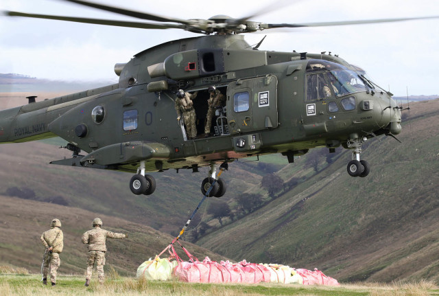 イギリス海軍のマーリンMk3輸送ヘリコプター、国立公園の復旧を支援