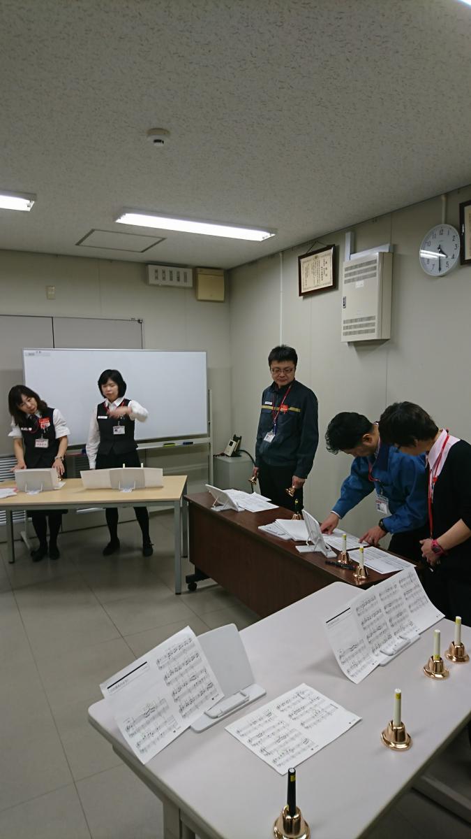 旭川空港、12月20日に旭川東郵便局員によるハンドベル演奏会 FlyTeam ニュース