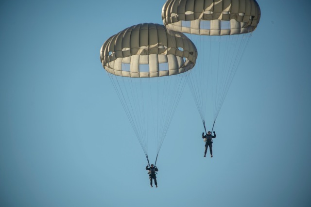 横田基地で人員降下訓練中、基地外へフィン落下 自治体が強く抗議