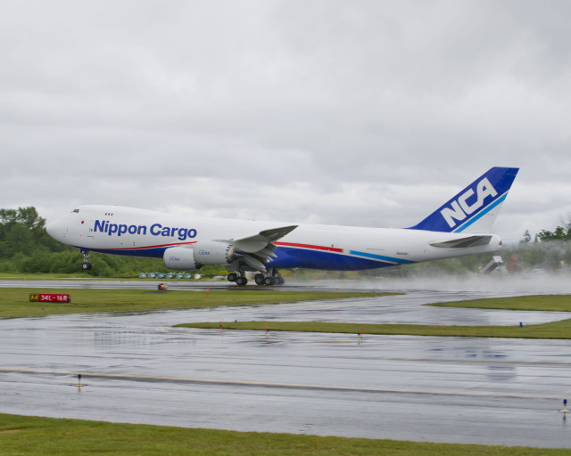 日本貨物航空747-8F、成田着陸時に機体後部を損傷 JA13KZ
