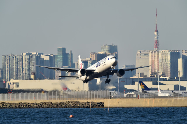 ニュース画像 1枚目：活躍していた当時のJAL P&W搭載777 ワンワールド特別塗装機 (yoko_777さん撮影)