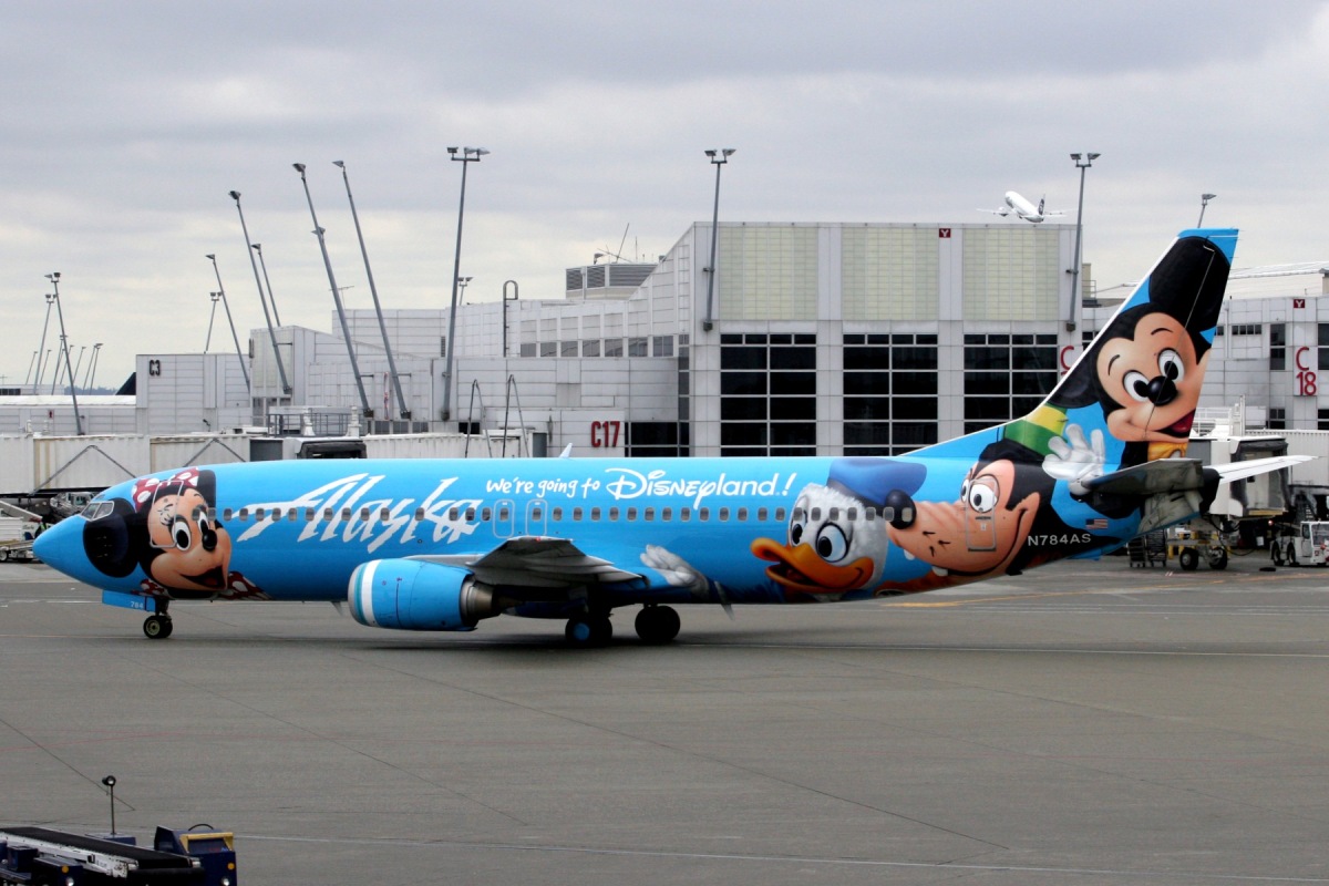 レア ディズニーランド50周年記念ペイント アラスカエアウェイ ボーイング737 レア ディズニーランド50周年記念ペイント アラスカエアウェイ