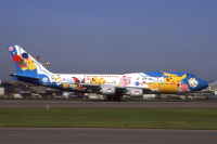 ニュース画像 3枚目：「ポケモンジェット1999」特別塗装機、747-400「JA8964」(WING_ACEさん撮影)