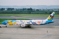 ニュース画像 5枚目：「ポケモンジェット1999」特別塗装機、767-300「JA8288」(kinsanさん撮影)