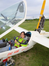 ニュース画像 2枚目：1000kmの飛行を終え、着陸後した時の田上さん