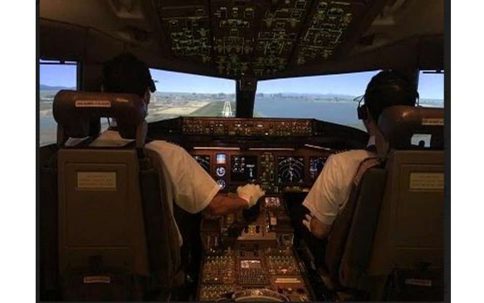 操縦桿の重さ体験できるanaパイロット体験ツアー 8月10日から受付 Flyteam ニュース 操縦桿の重さ体験できるanaパイロット体験ツアー 8月10日から受付 Flyteam ニュース