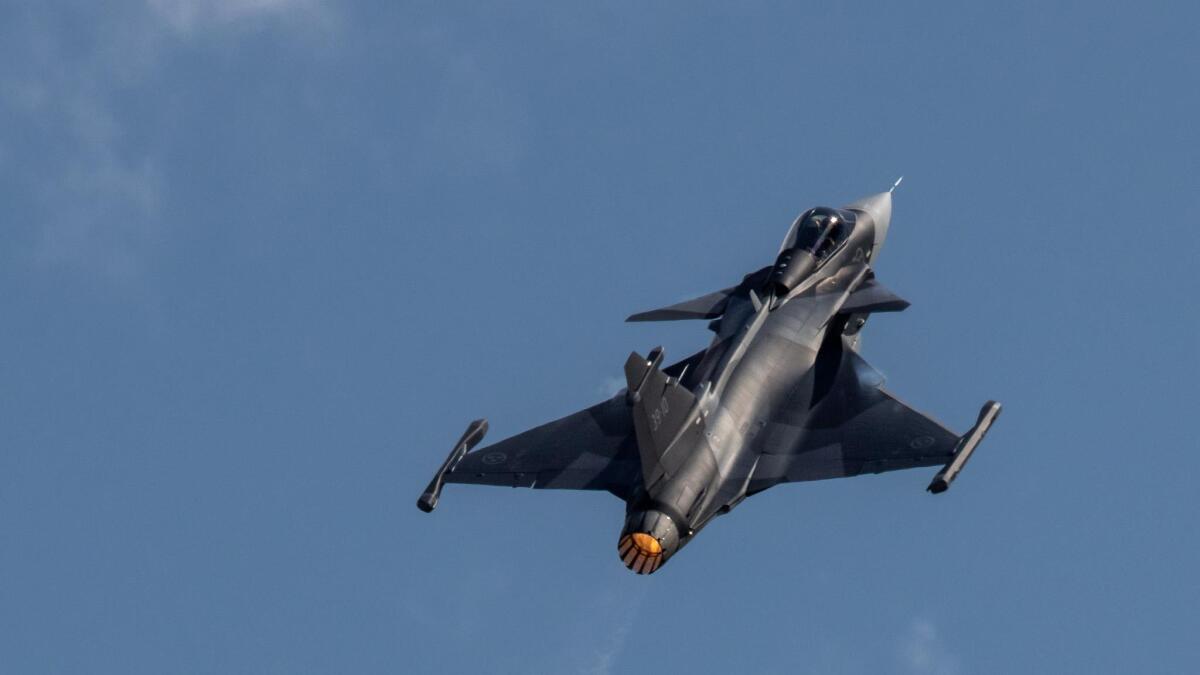 サーブ・グリペンE、火を噴く機動飛行 フィンランド次期戦闘機に猛烈