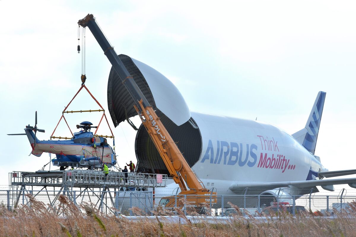 ニュース画像 2枚目：神戸空港での積み下ろし作業 (サンドバンクさん 2021年12月25日撮影)