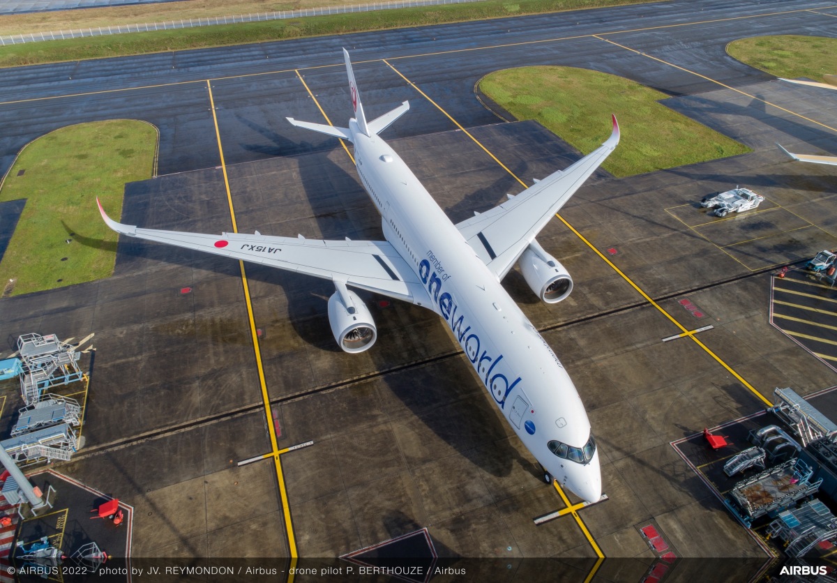 JAL A350初のワンワールド特別塗装機、いよいよ羽田に飛来