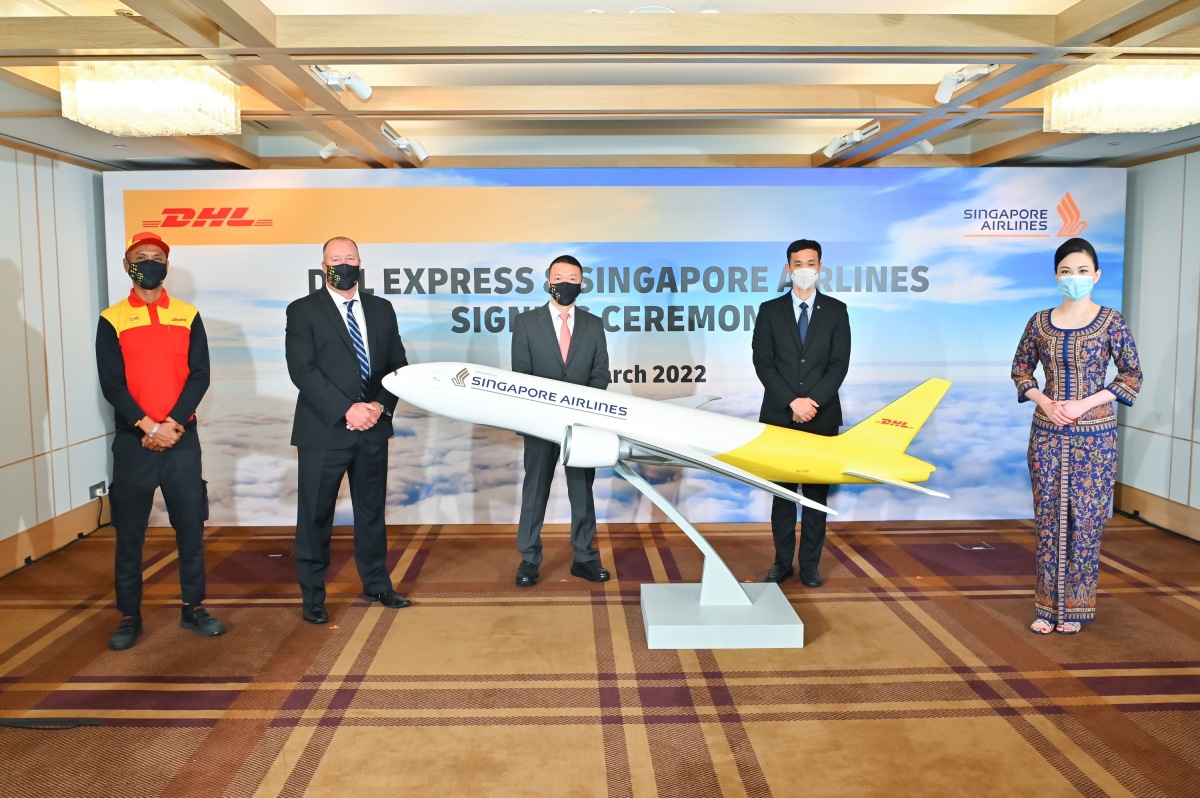 ニュース画像 1枚目：DHLとシンガポール航空の提携とデュアルロゴ機イメージ