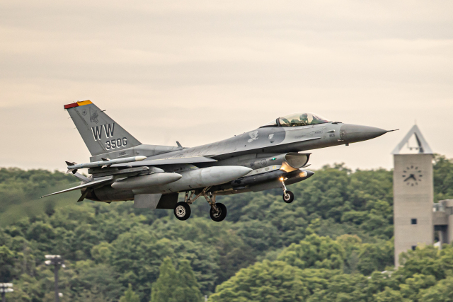 ニュース画像 1枚目：横田基地に飛来した三沢所属F-16 (new_2106さん 2022年5月8日撮影)