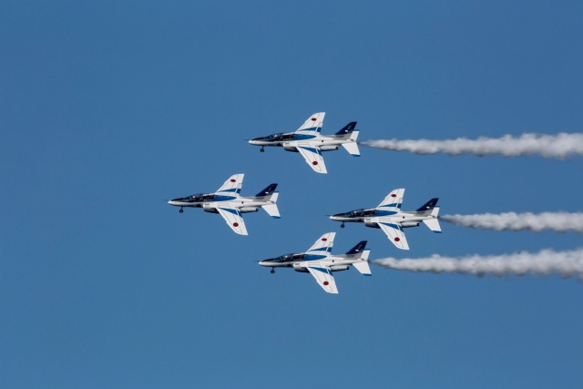 ブルーインパルス　4枚 エアフェスタ浜松2025のブルーインパルス、4区分の曲技飛行を実施