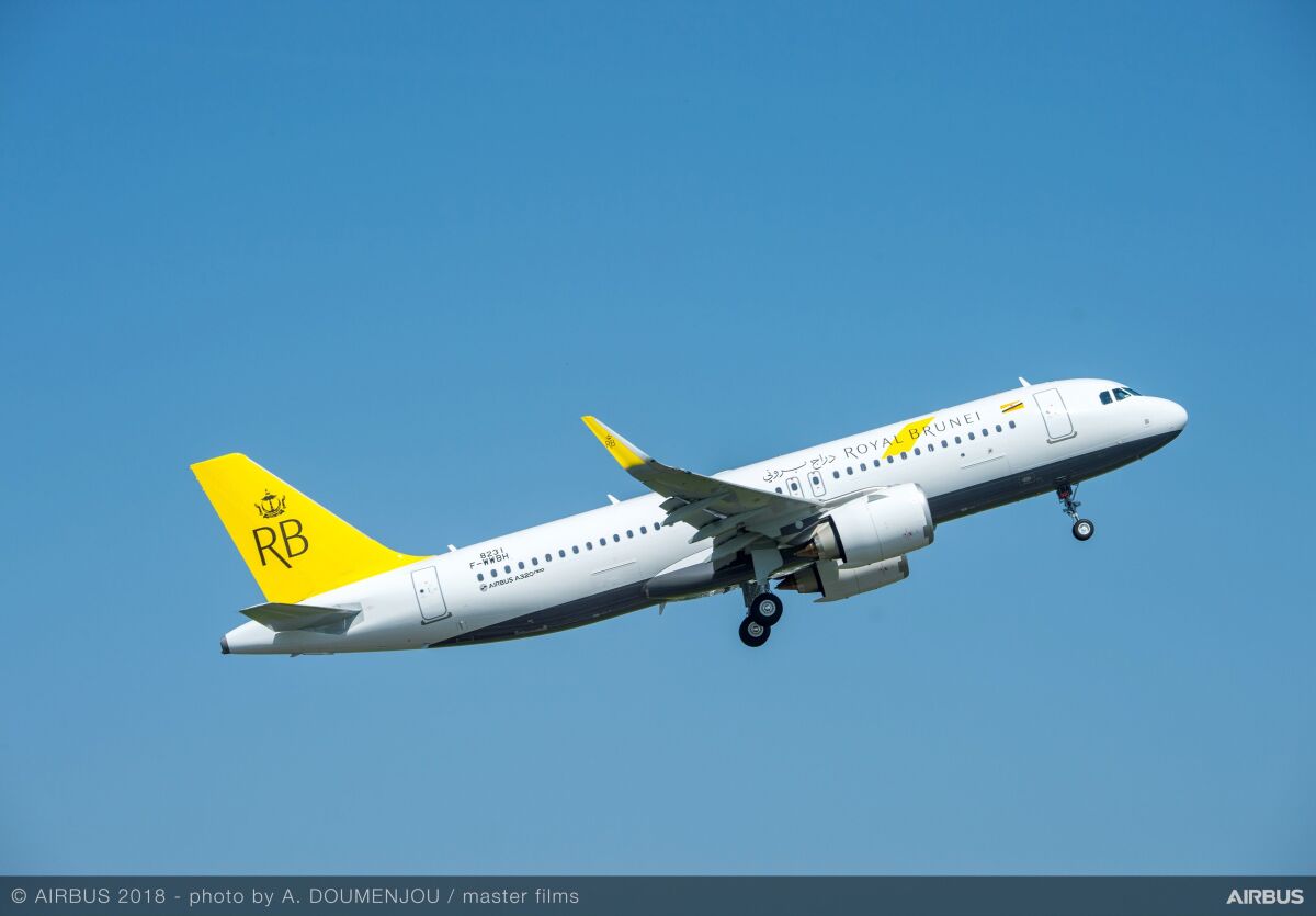ロイヤルブルネイ航空、成田線に就航 A320neo特別塗装機が飛来