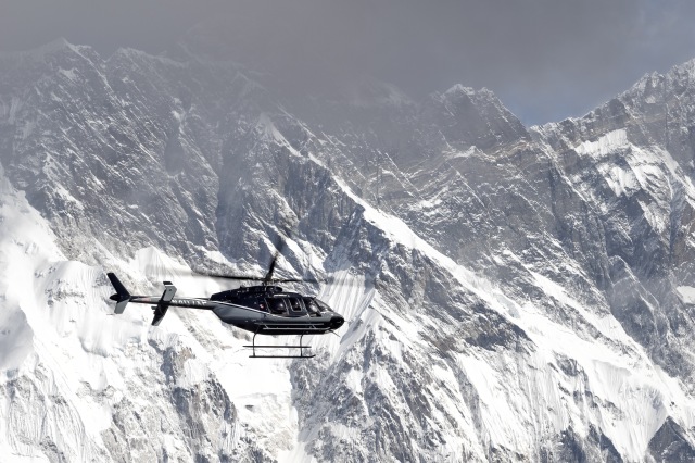 ベル407GXP、世界最高峰エベレスト周辺でデモフライト 機体性能を披露