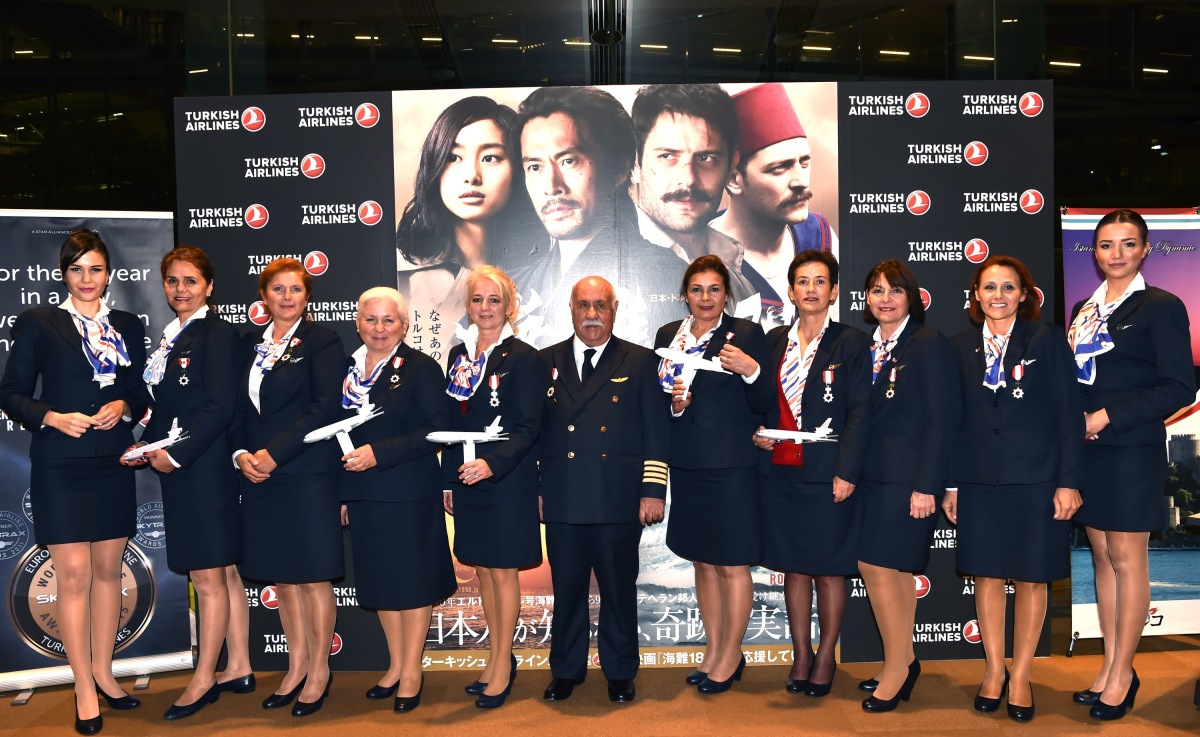 海難1890、ターキッシュ・エアの元CAが主演の内野さんなどに花束贈呈