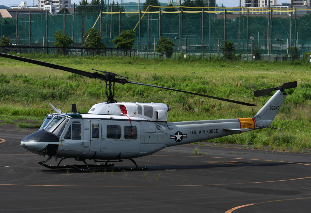 ニュース画像 1枚目：調布飛行場 2023年6月16日撮影 69-6645 ベル UH-1N ツインヒューイ アメリカ空軍