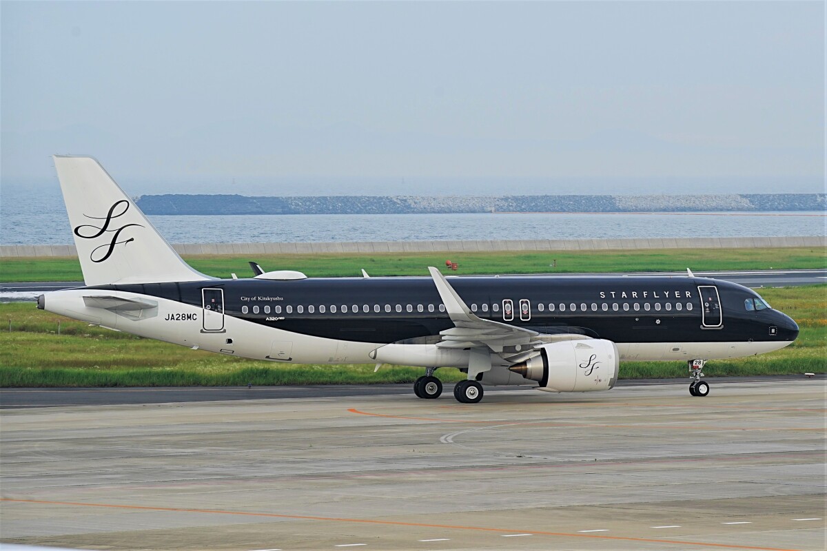 ニュース画像 1枚目：北九州空港 2023年6月26日撮影 JA28MC エアバスA320-251N スターフライヤー