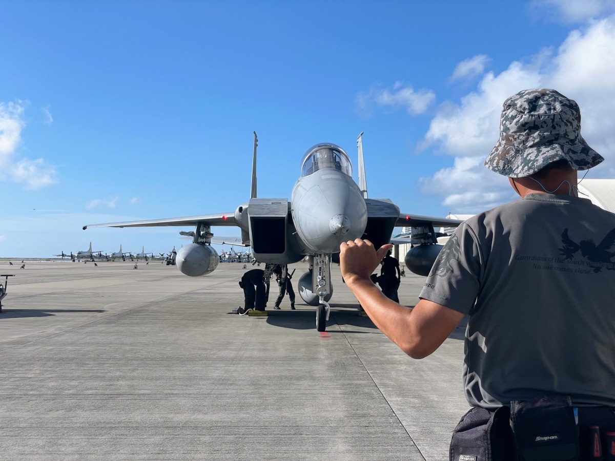 ニュース画像 25枚目：駐機ポイントへ誘導し、F-15を停止させる近藤3曹