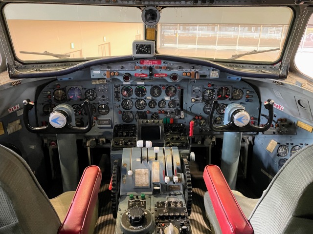 YS-11 コックピットフロントガラス YS-11 コックピットフロントガラス File:Retired YS11 Cockpit