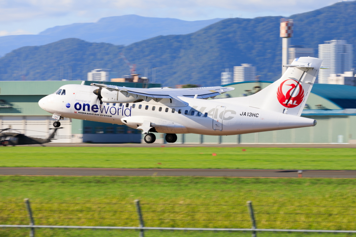 ニュース画像 1枚目：札幌飛行場 2023年9月24日撮影 JA13HC ATR 42-600 北海道エアシステム