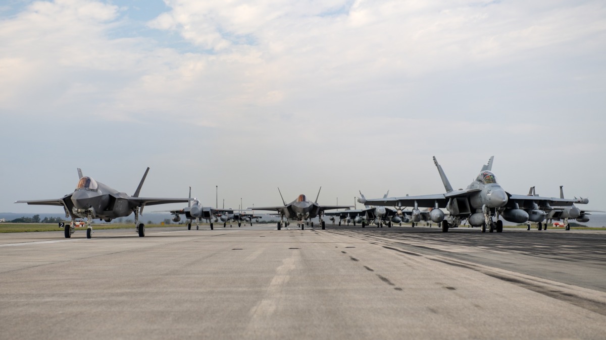 チーム・カデナ」圧巻のエレファントウォーク披露！沖縄で米空海軍