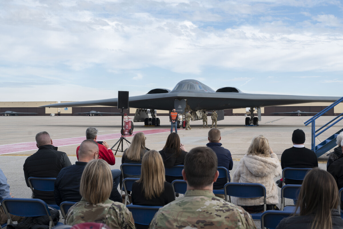 ニュース画像 1枚目：ホワイトマン空軍基地での式典(2023年12月)