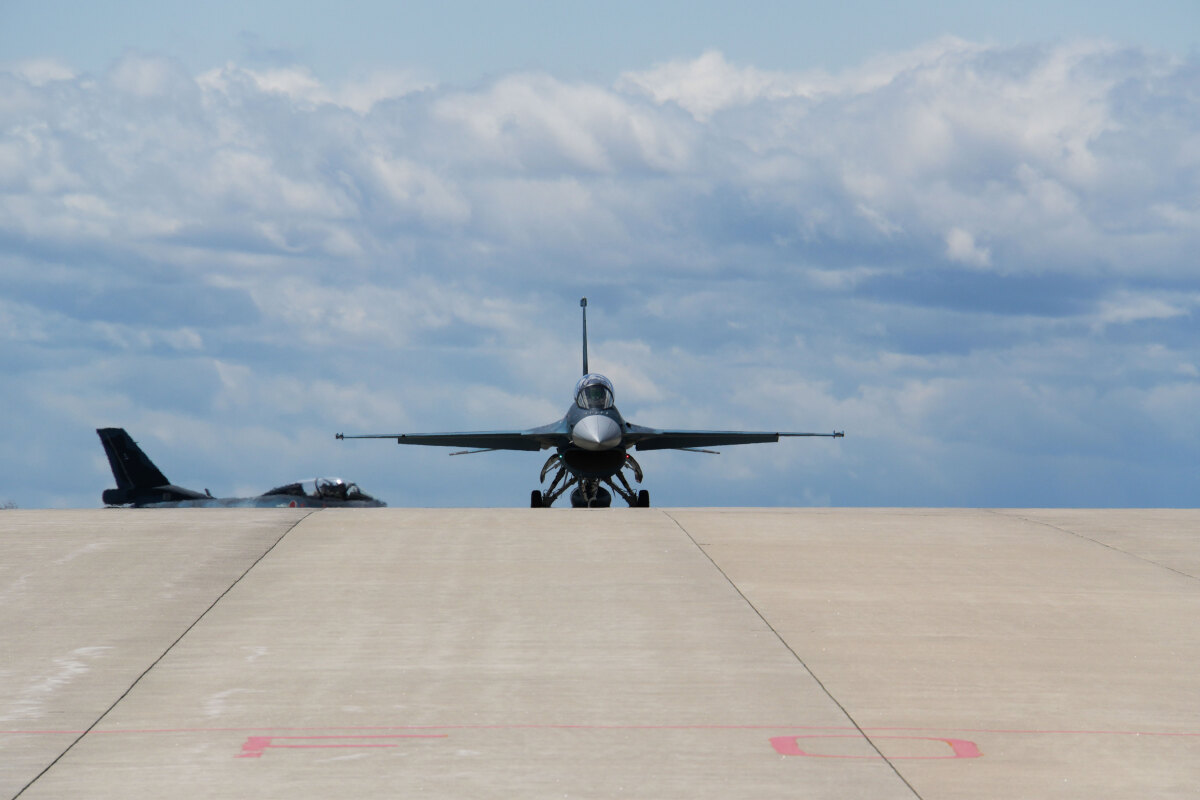 ニュース画像：滑走路から戻る途中。戦闘機の正面画はカッコいいですね