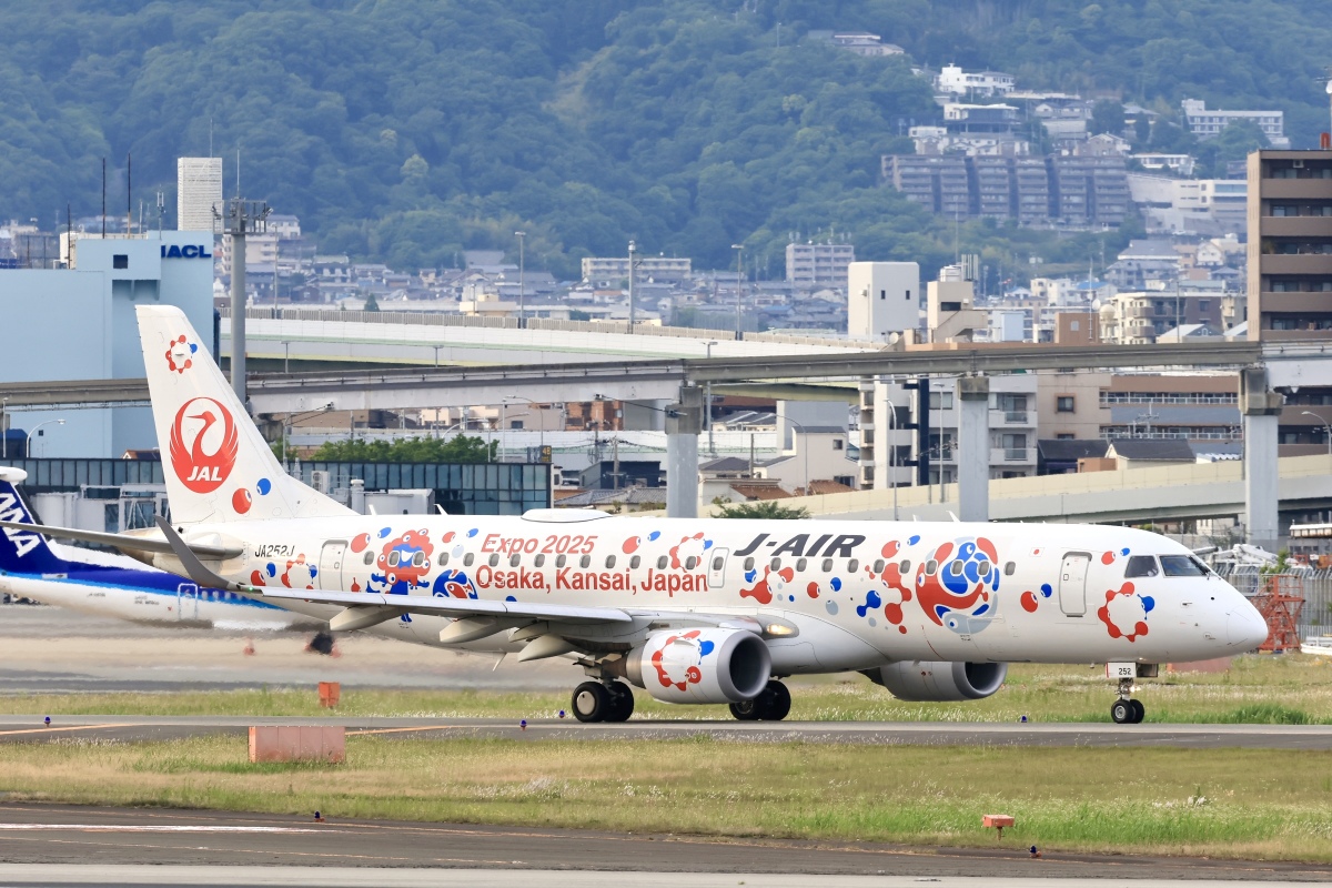 1/400　JA254J　JC Wings J-AIR特別塗装機　JAL しまじろうジェット 1号機」特別塗装機 ジェイエア (E190