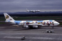 JAL初のディズニー塗装機が蘇る！ 30周年記念で747SRがモデル