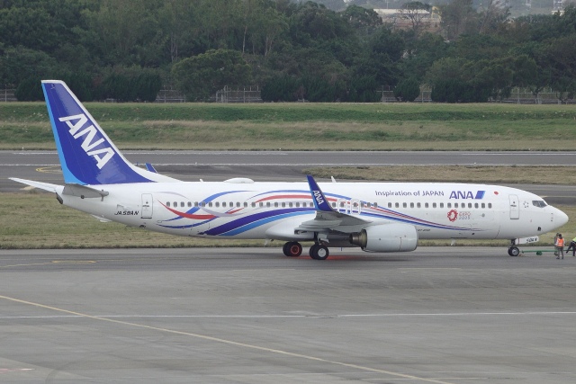 タイ国際航空 特別塗装「ロイヤルバージ」モデル タイ国際航空、ロイヤルバージ塗装のB777-300特別塗装機を公開