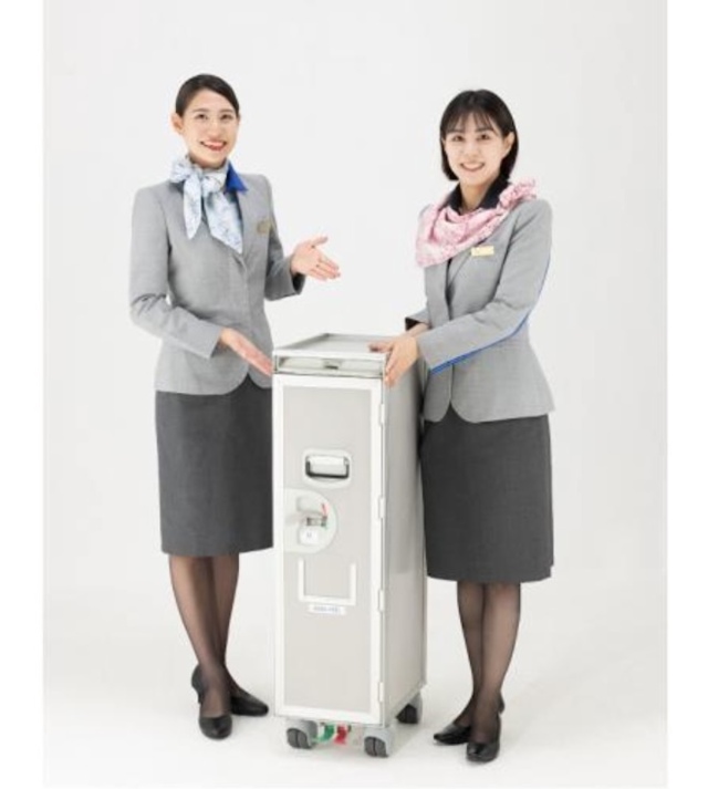 大人気！ANAの「機内搭載カート」、超軽量化した新型登場