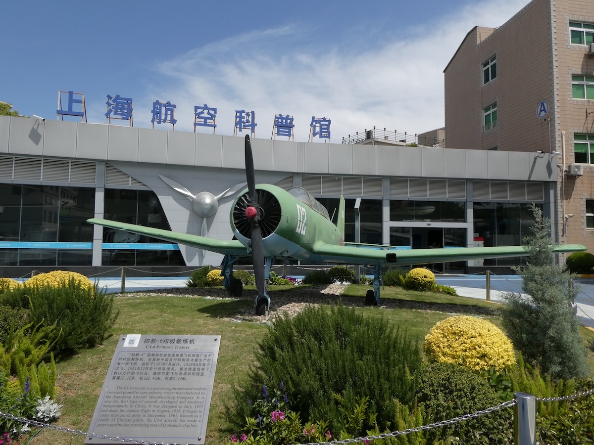 中国・上海の住宅街に鎮座する謎めいた元日本航空のDC8-61に乗っ