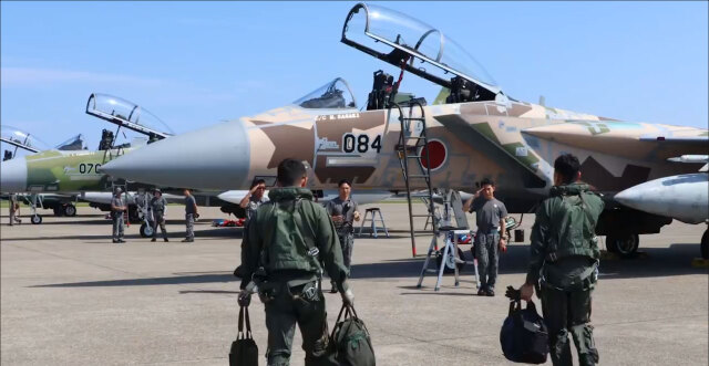 F-15アグレッサー機の新塗装公開！シャープな直線迷彩が目を引く“084