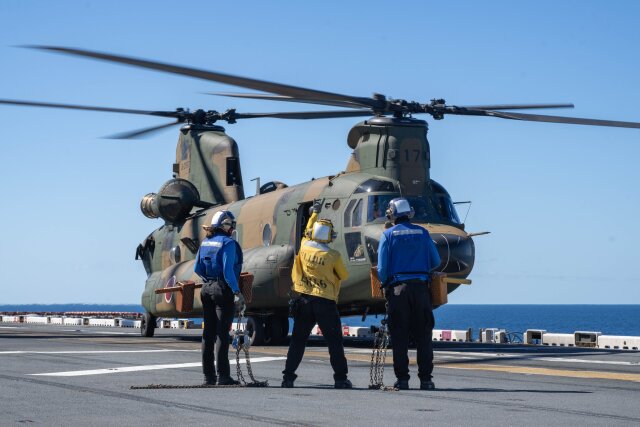 陸自“チヌーク”、米海軍の強襲揚陸艦「アメリカ」に着陸！ 共同