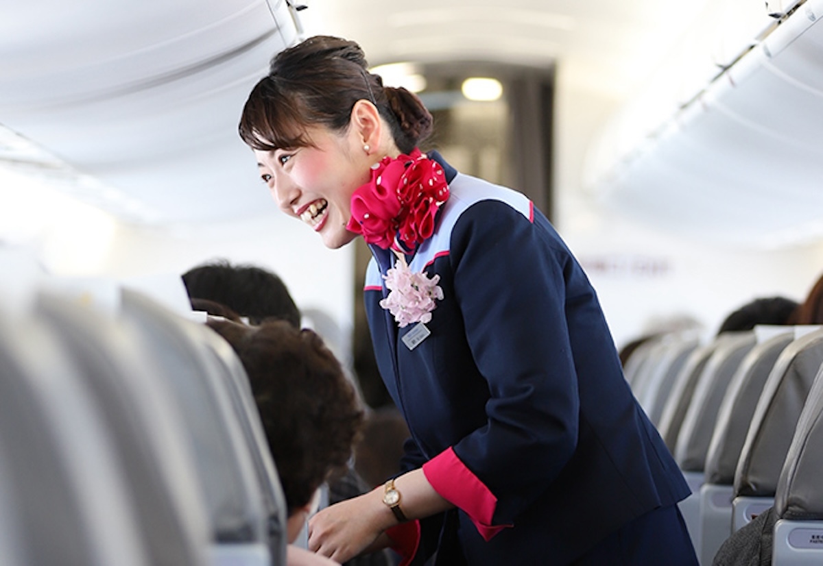 アリタリア航空、赤とワインレッドが印象的な客室乗務員の新制服 着用