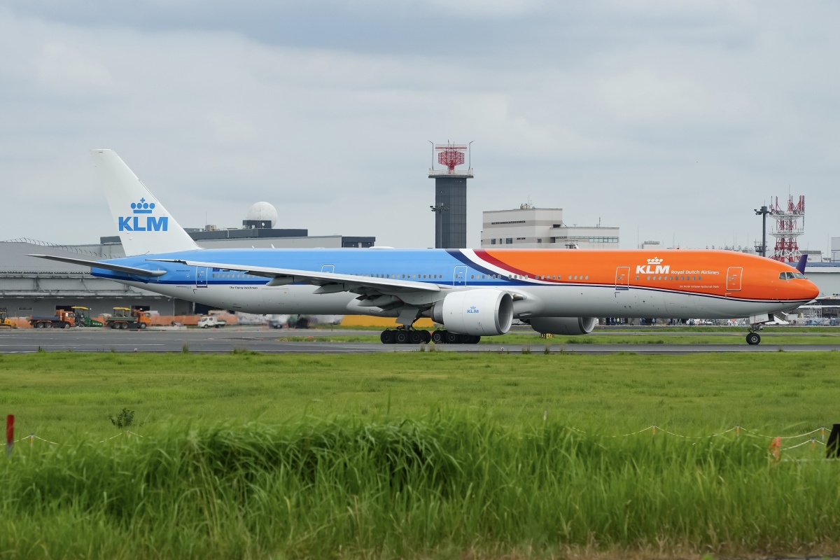 KLMオランダ航空 777-300ER オレンジプライド 注目された飛来機情報】装い新たな“オレンジ・プライド”！お盆