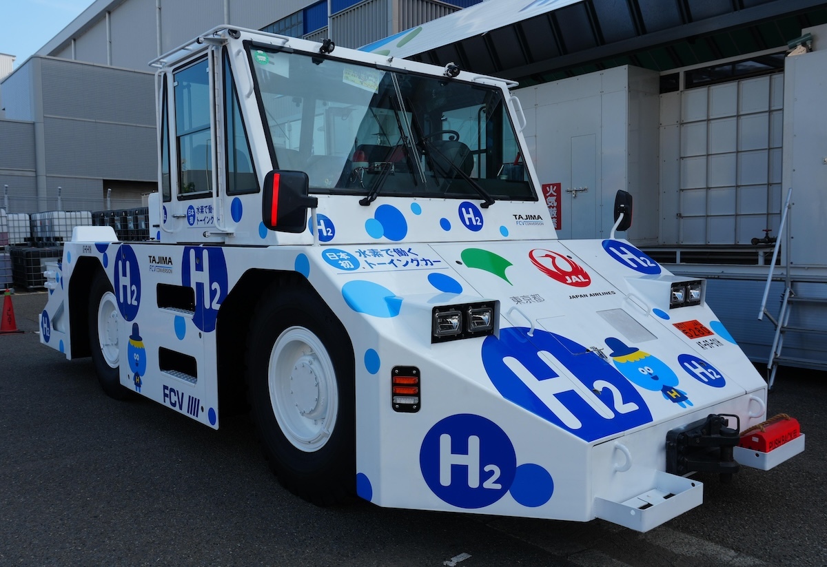 日本初！「水素で動くトーイングカー」 JALが羽田で試験運用開始