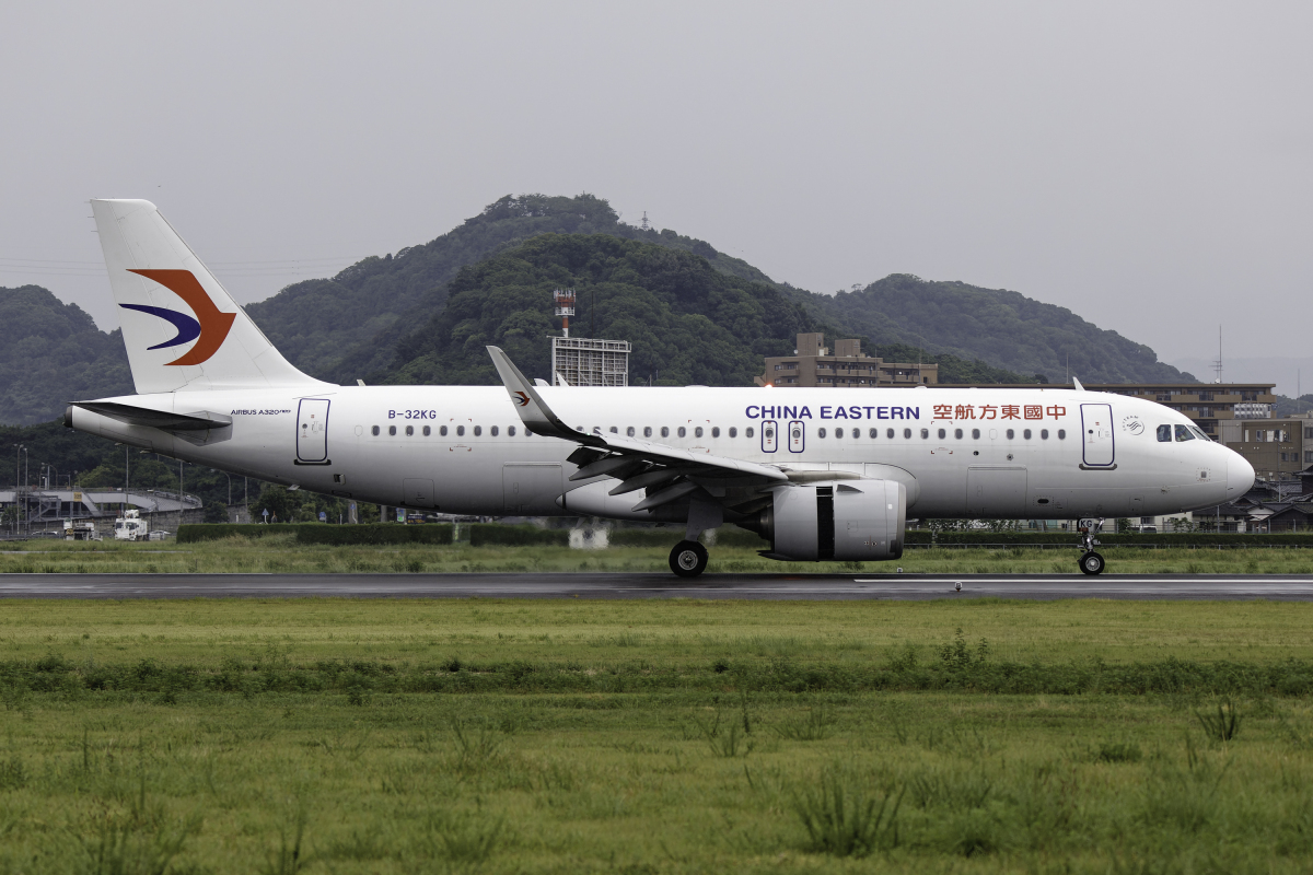 ニュース画像 1枚目：松山空港 2025年8月10日撮影 B-32KG エアバスA320-251N 中国東方航空