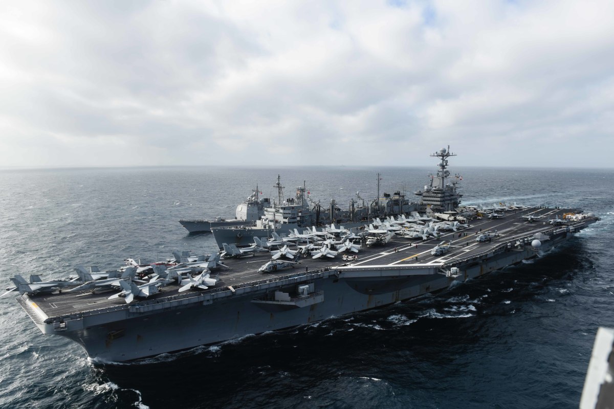ステニス空母打撃群、南シナ海を航海 中国艦艇の追走受ける