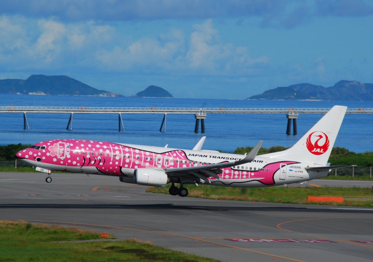 ニュース画像：那覇空港 2022年7月12日撮影 JA06RK ボーイング737-8Q3