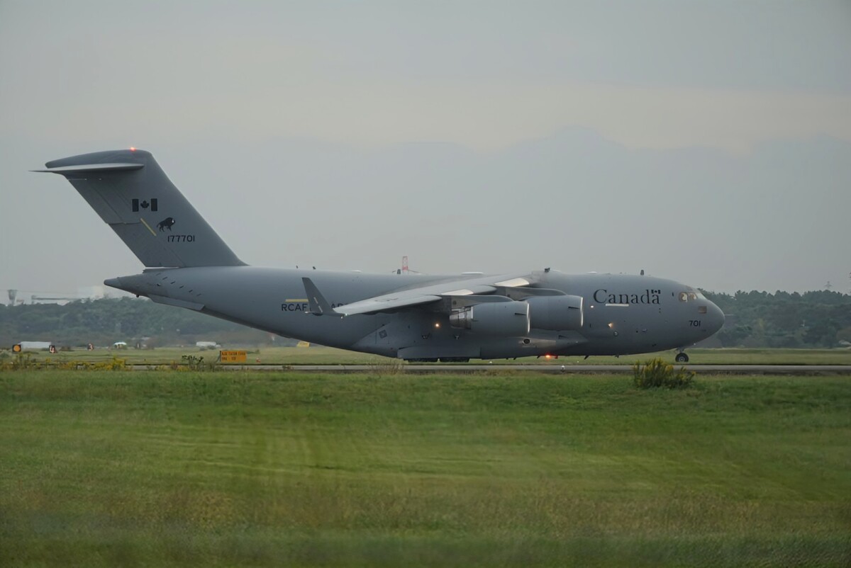 ニュース画像：厚木飛行場 2025年10月20日撮影 177701 ボーイング CC