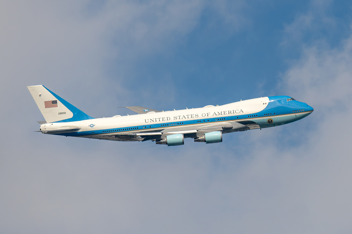 トランプ大統領 「エアフォース・ワン」で羽田から釜山へ！ 到着時はF