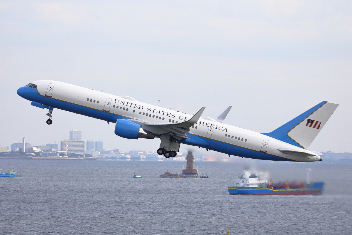 トランプ大統領 「エアフォース・ワン」で羽田から釜山へ！ 到着時はF